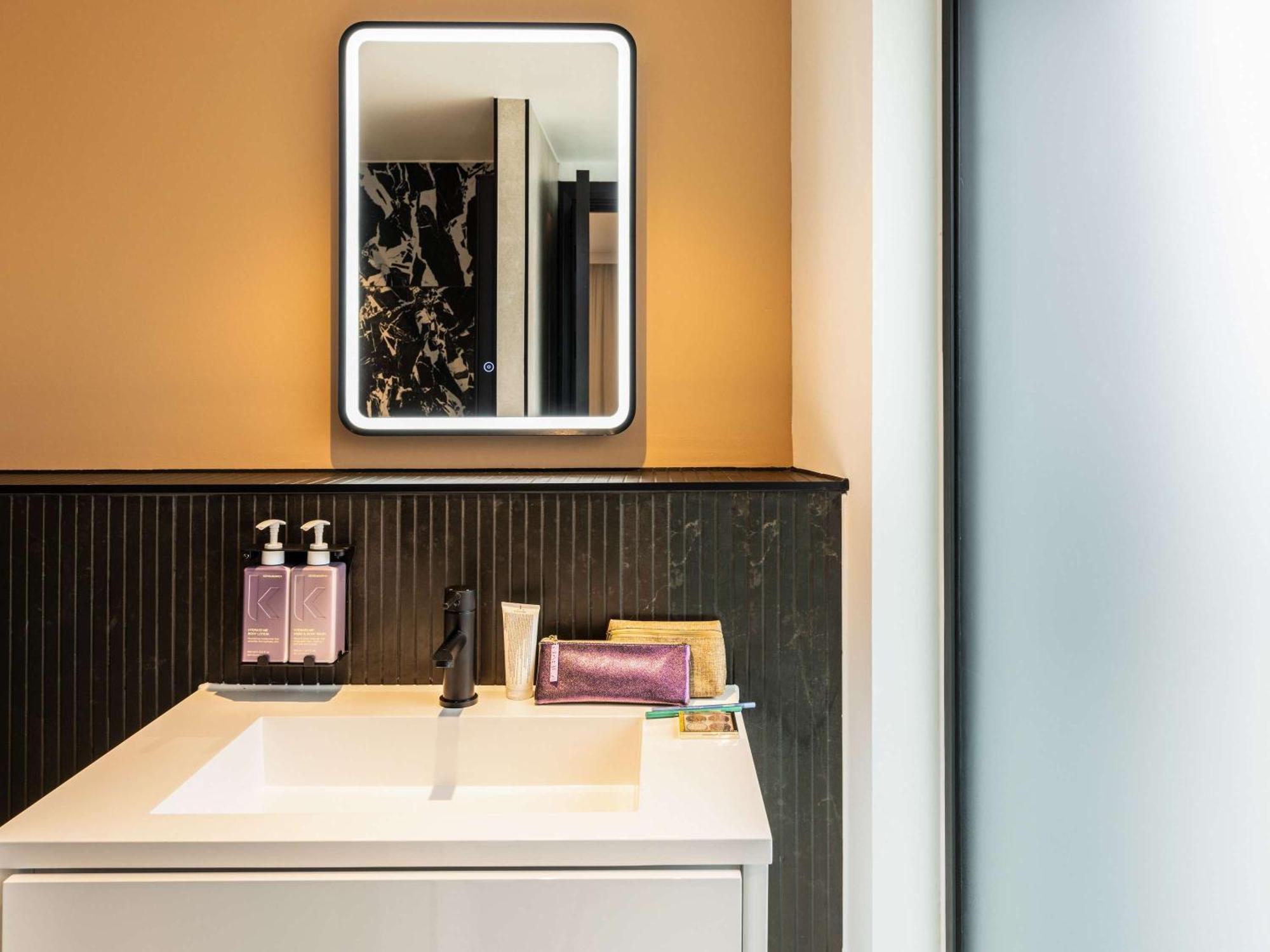 Tribe Manchester Airport By Accor Хейл Екстериор снимка