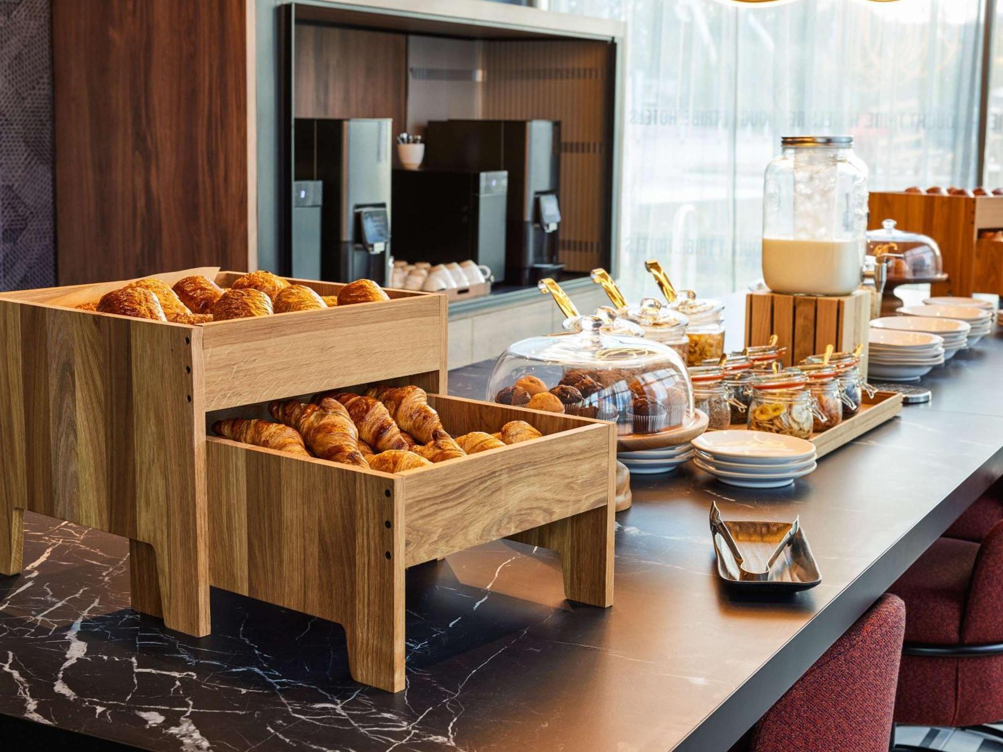 Tribe Manchester Airport By Accor Хейл Екстериор снимка