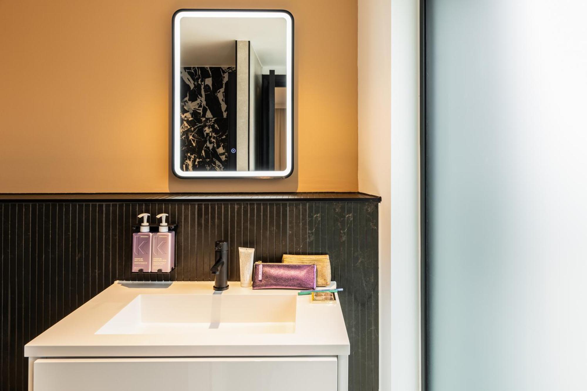 Tribe Manchester Airport By Accor Хейл Екстериор снимка