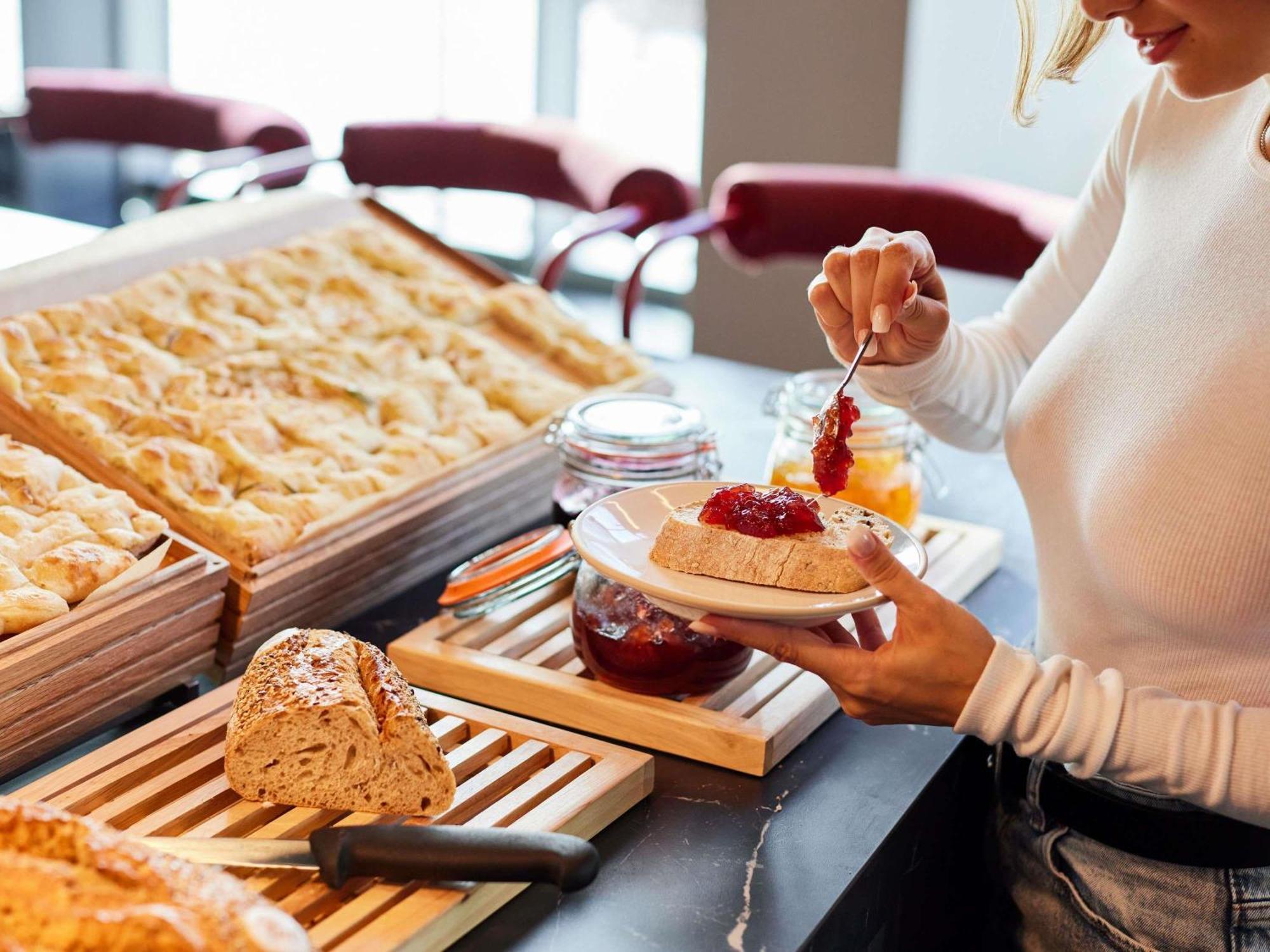 Tribe Manchester Airport By Accor Хейл Екстериор снимка