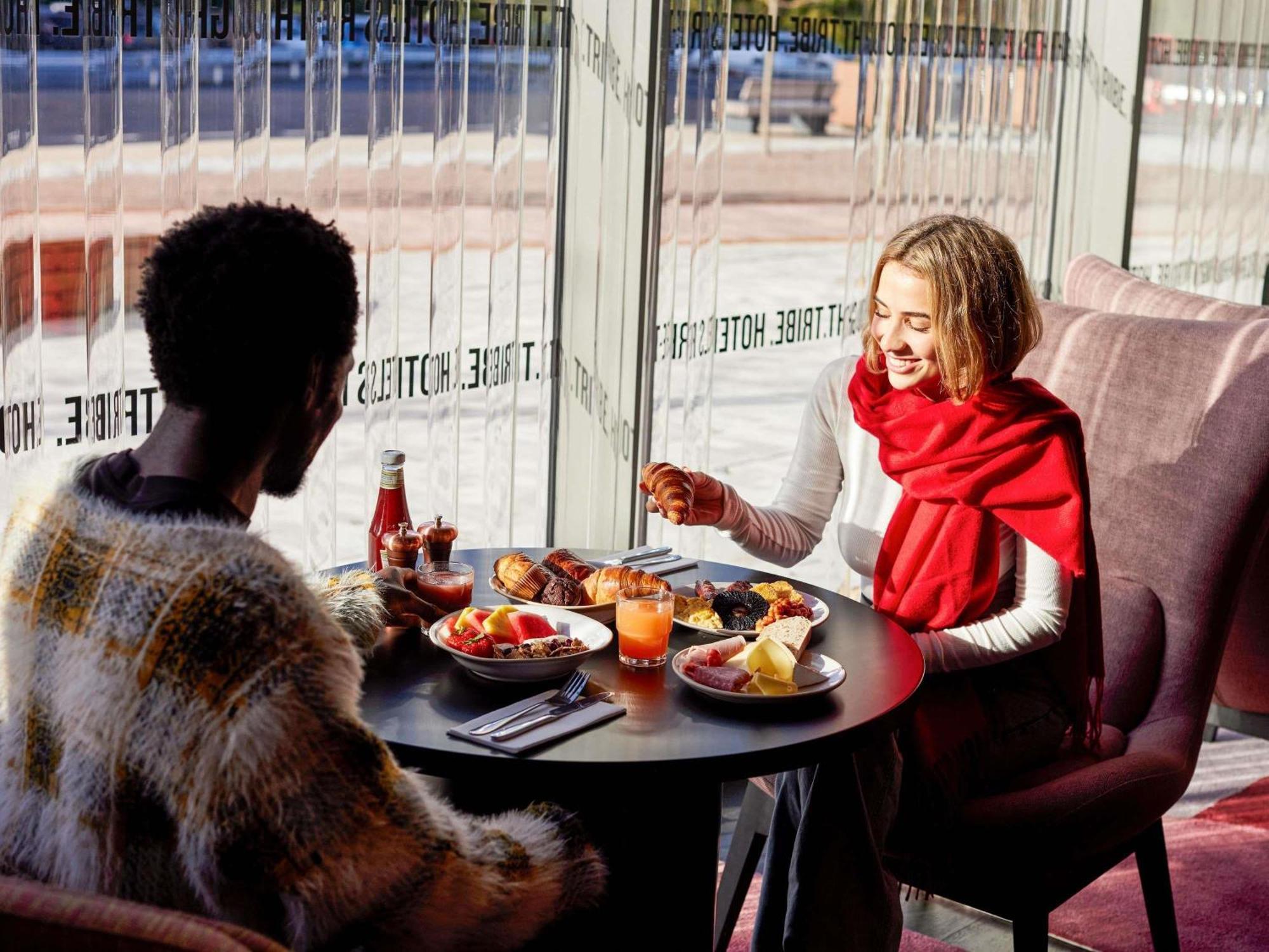 Tribe Manchester Airport By Accor Хейл Екстериор снимка